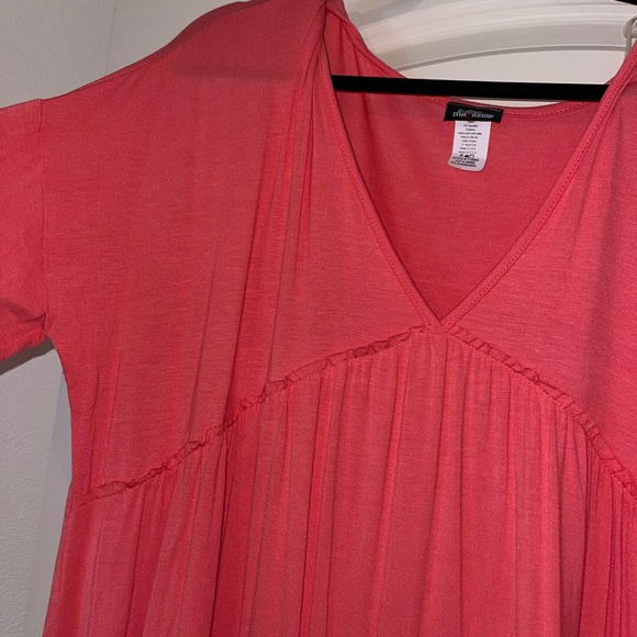 V-Neck Flowy Blouse - Picture 3 of 3